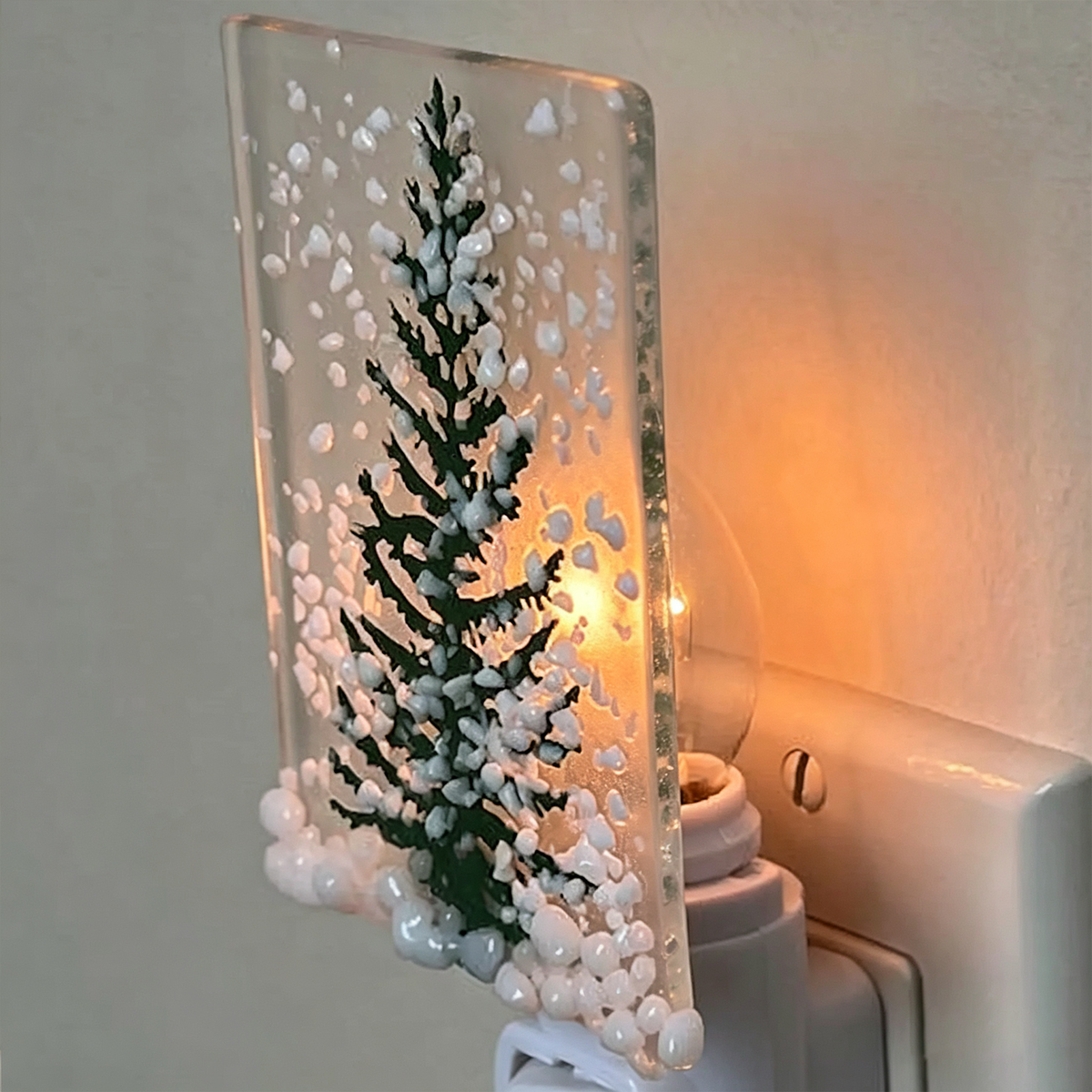 Veilleuse en verre fondu au sapin hivernal, lumière décorative inspirée de la nature